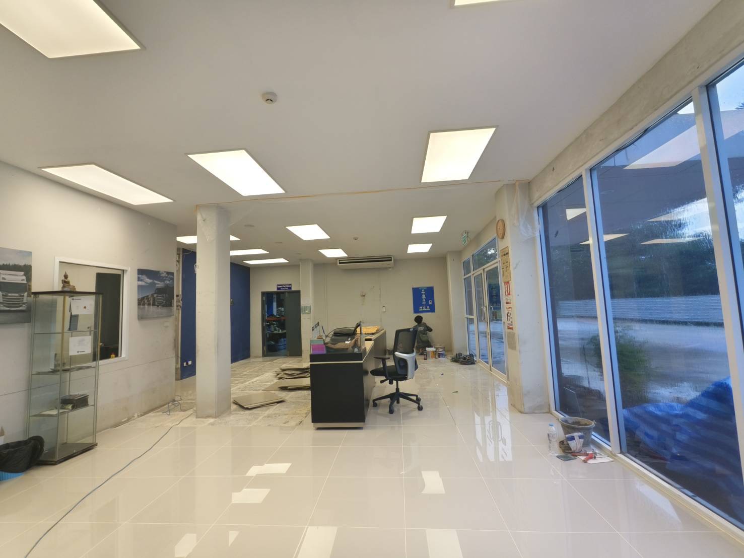 เบื้องหลังงานต่อเติมสำนักงานที่ยังเปิดทำการ